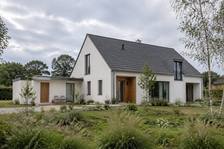 Giebelhaus mit Holzportal Helles Giebelhaus mit Holzportal