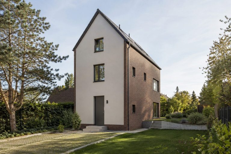 Schmales Backsteinhaus Schmales Backsteinhaus mit Giebeldach
