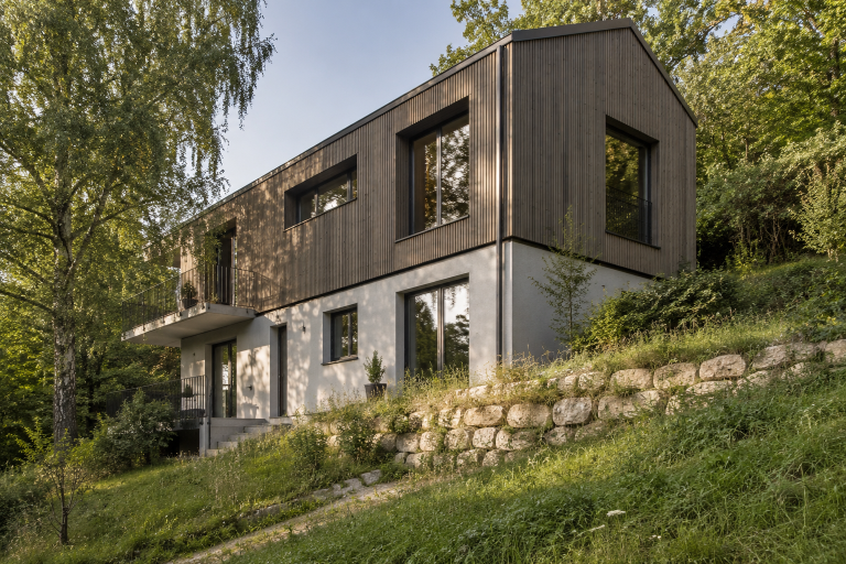 Modernes Hanghaus in Holz und Stein Modernes Hanghaus mit Holzfassade