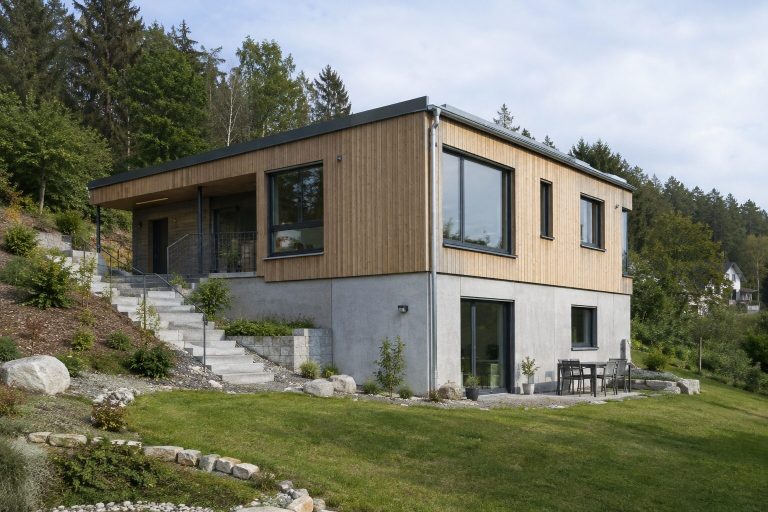 Haus mit Holzoberbau Modernes Haus mit Holzoberbau