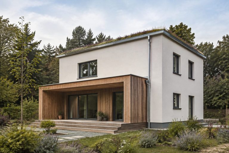 Haus mit Holzrücksprung Weißes Haus mit Holzterrasse